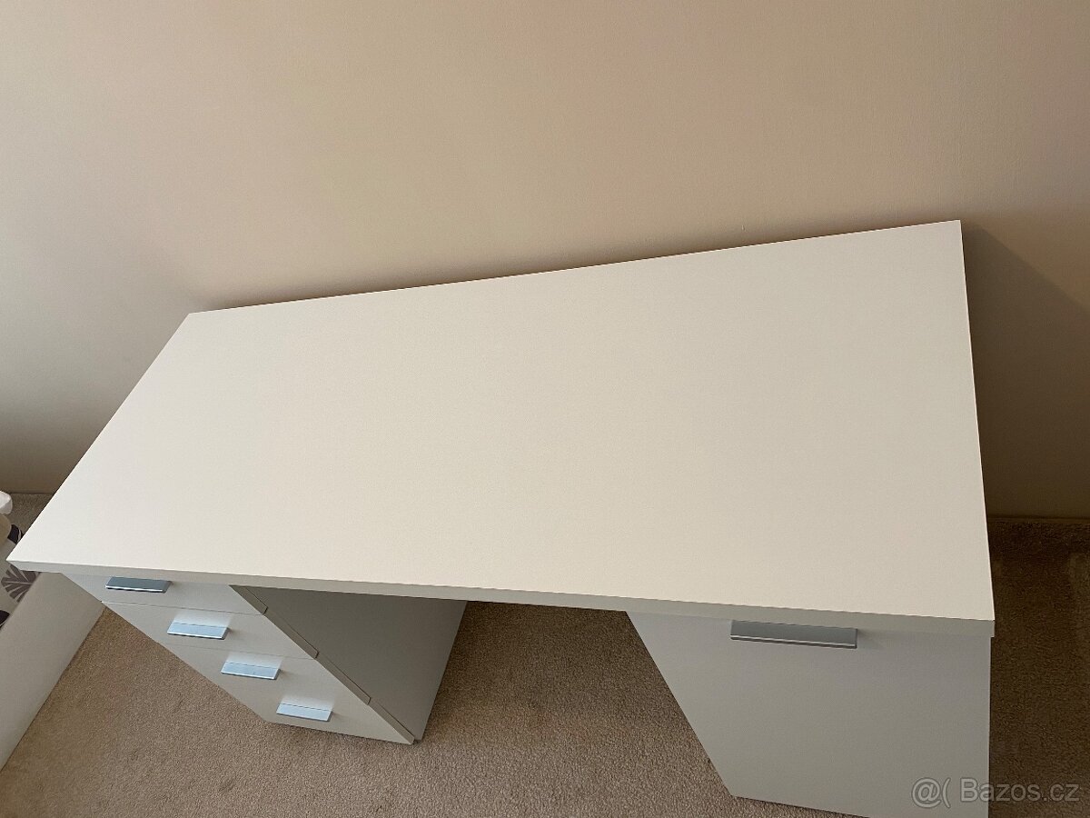 BÍLÝ PSACÍ STŮL - 7