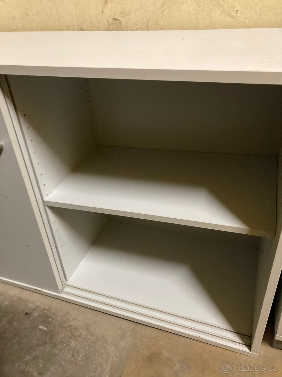 Skříňka nábytková nízká s posuvnými dveřmi za 500 kč - 7