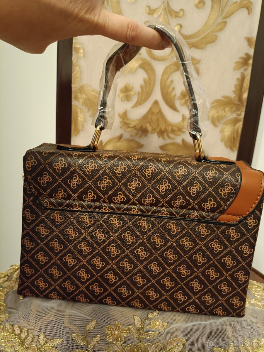 Kufříkova kabelka Guess s přívěskem. - 7