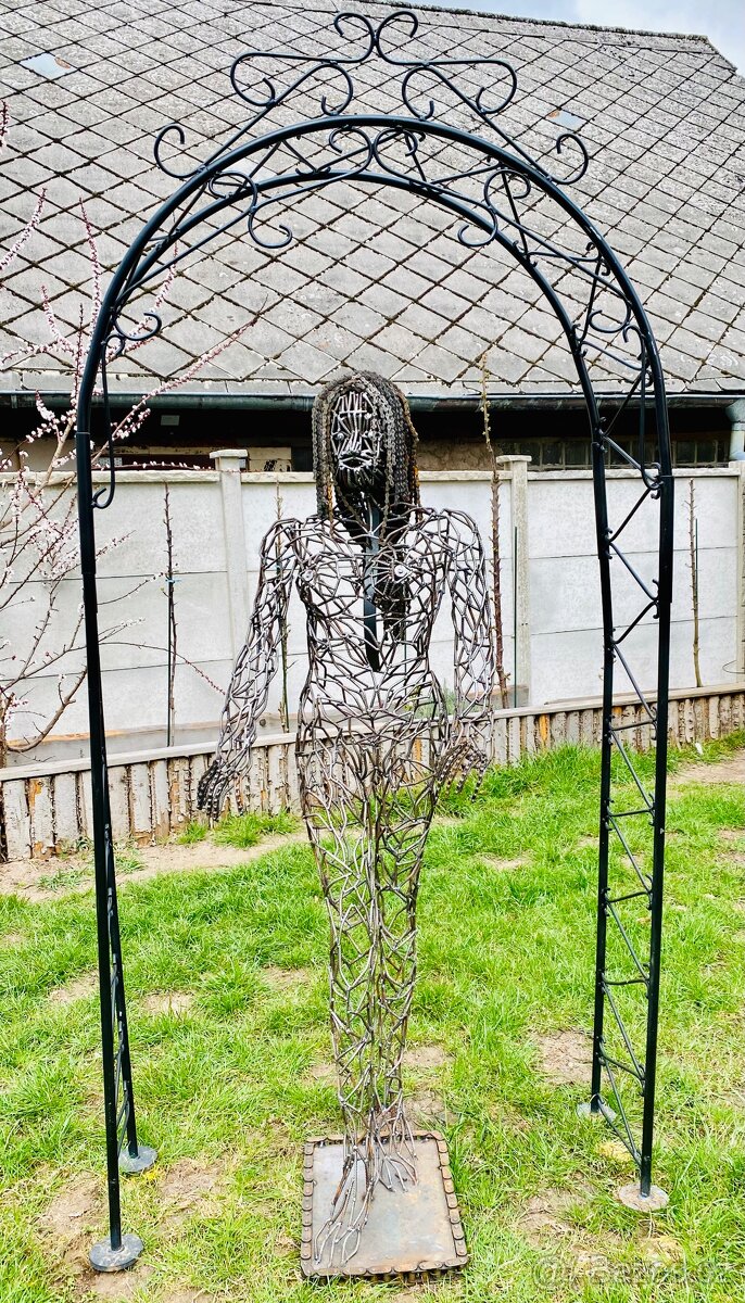 Prodám kovovou sochu ženy - 7