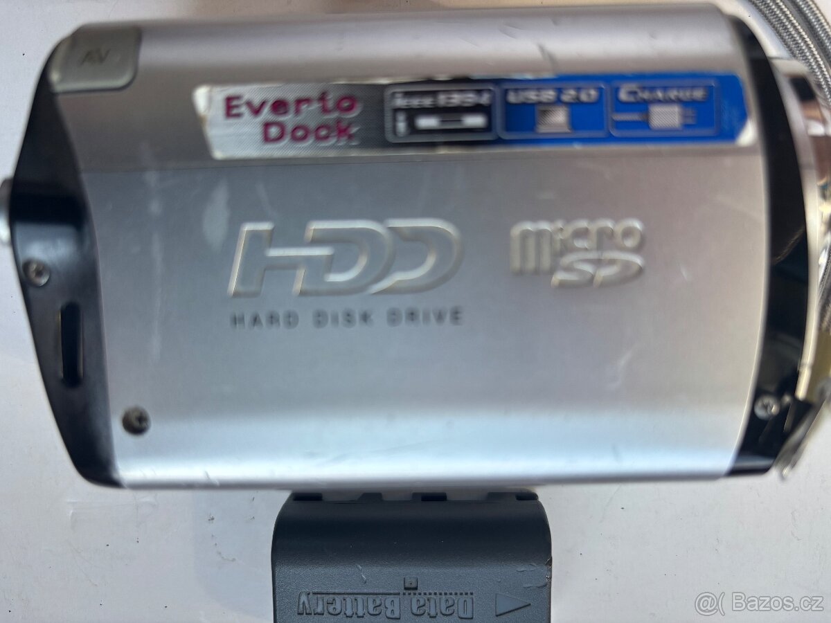 Videokamera JVC Everio s příslušenstvím - 7