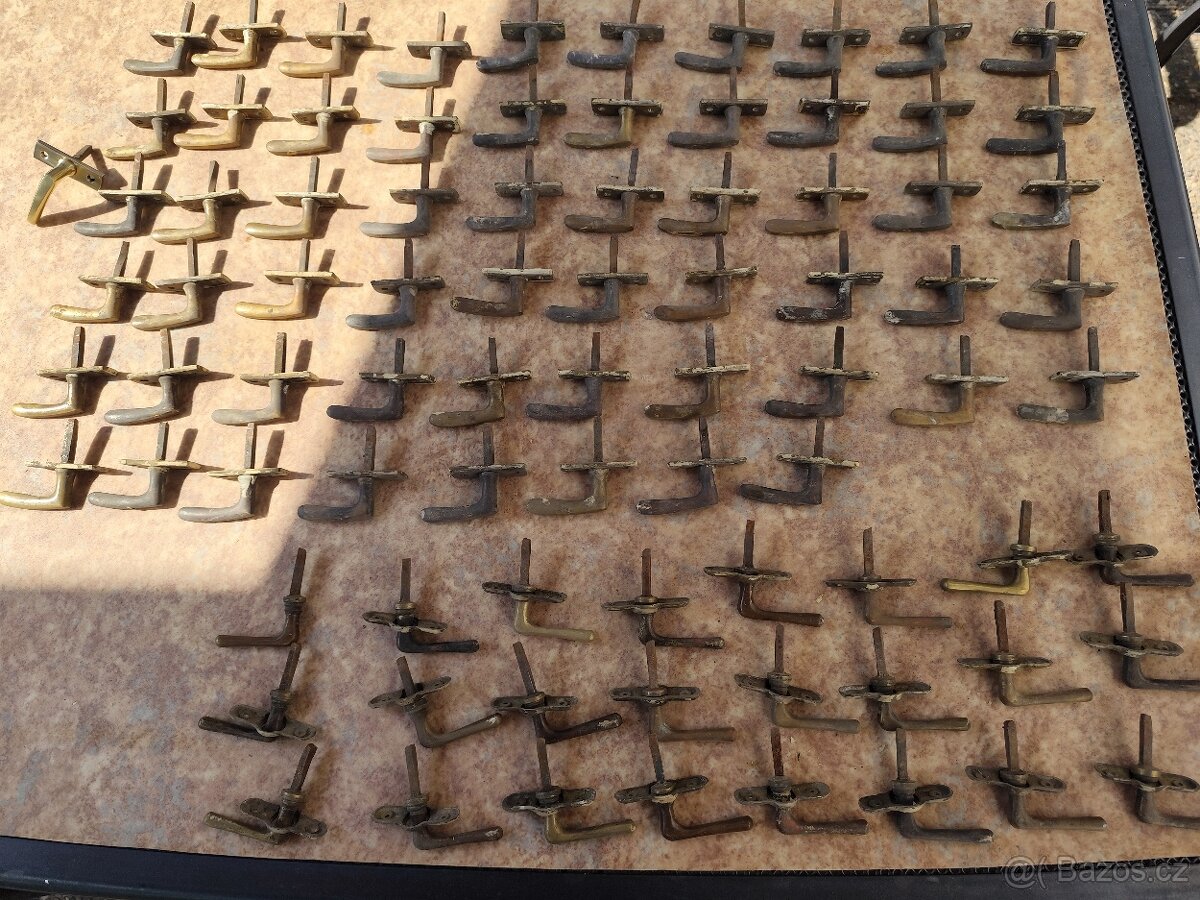 Prodám staré mosazné kování oken a dveří. - 7