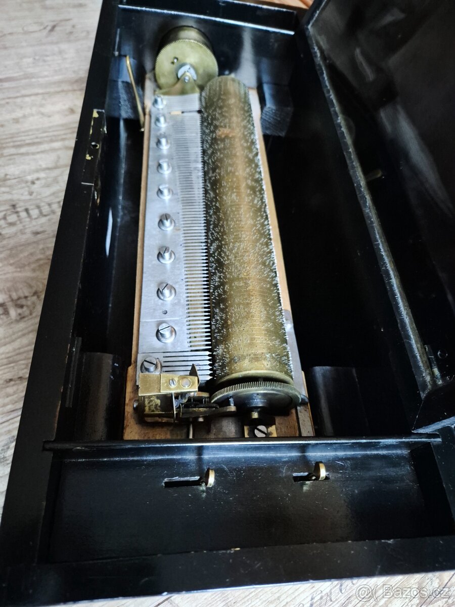 Krásný starožitný hrací stroj se zvonečky a bubínkem - 7