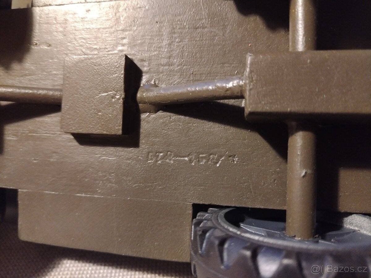 Krásný starý model obrněného vozidla, dřevo+kov - 7