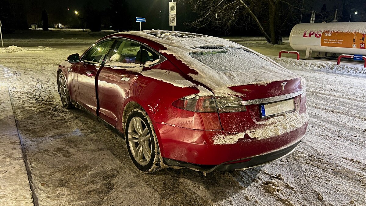 Tesla Model S85 El.Panorama Kuze Vzd.podvozek barva RedMult - 7