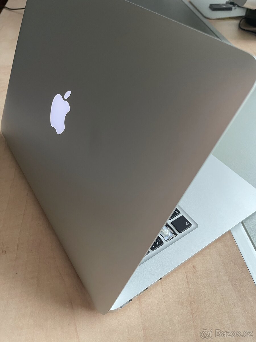 MacBook Air Core i5 model: (A1369) - 7