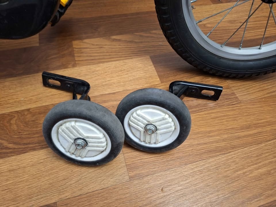 Dětské kolo vel.14 + helma a kolečka - 7