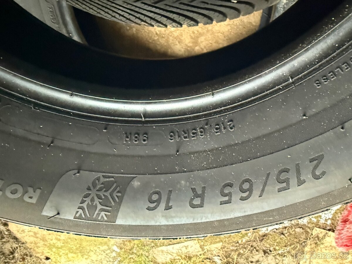 prodám zimní 215/65/16 Michelin - 7