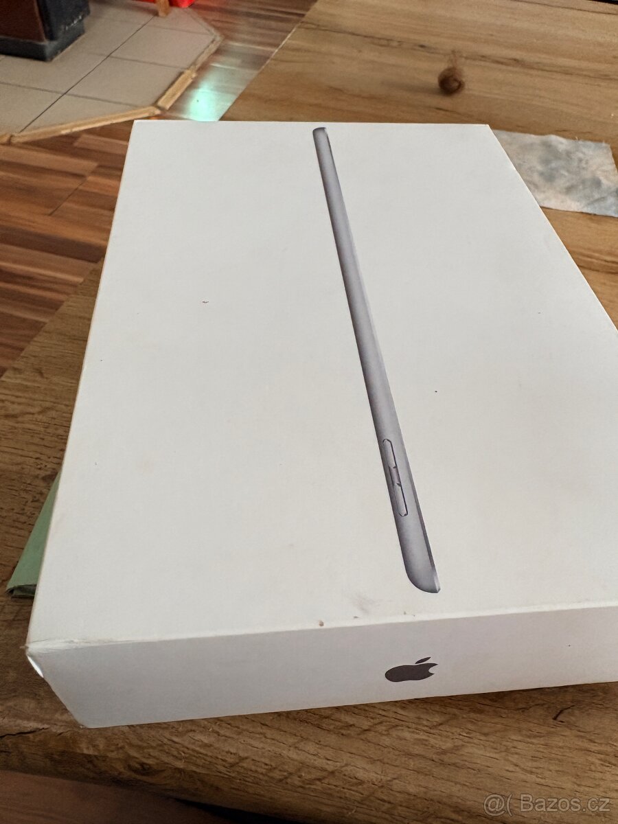 iPad 6th generation Wi-Fi + Cellular - 7