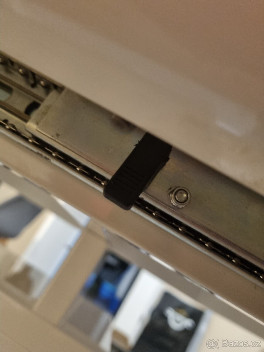 Bílý jídelní stůl - 7