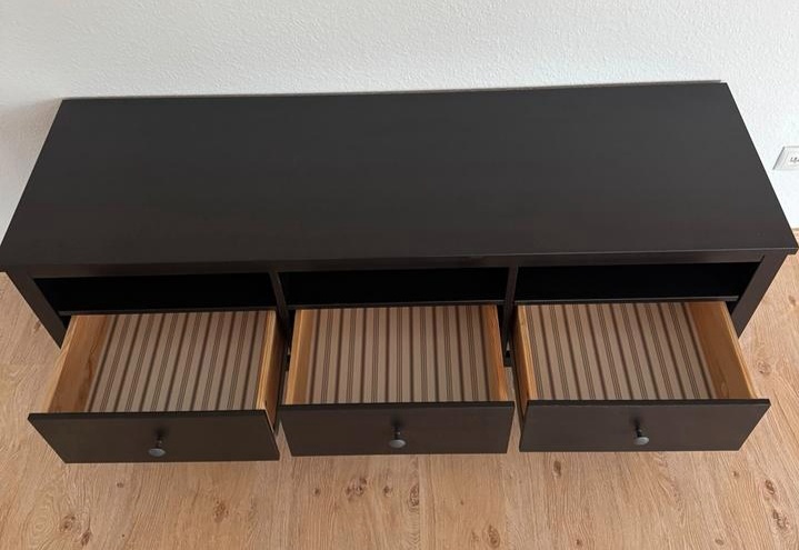 Prodám dřevěný V stolek IKEA Hemnes - 7