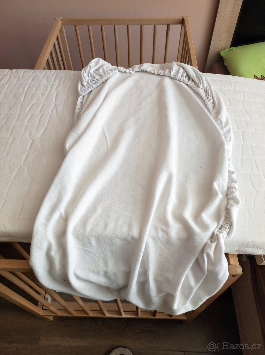 Dřevěná postýlka IKEA SNIGLAR + matrace + prostěradlo - 7