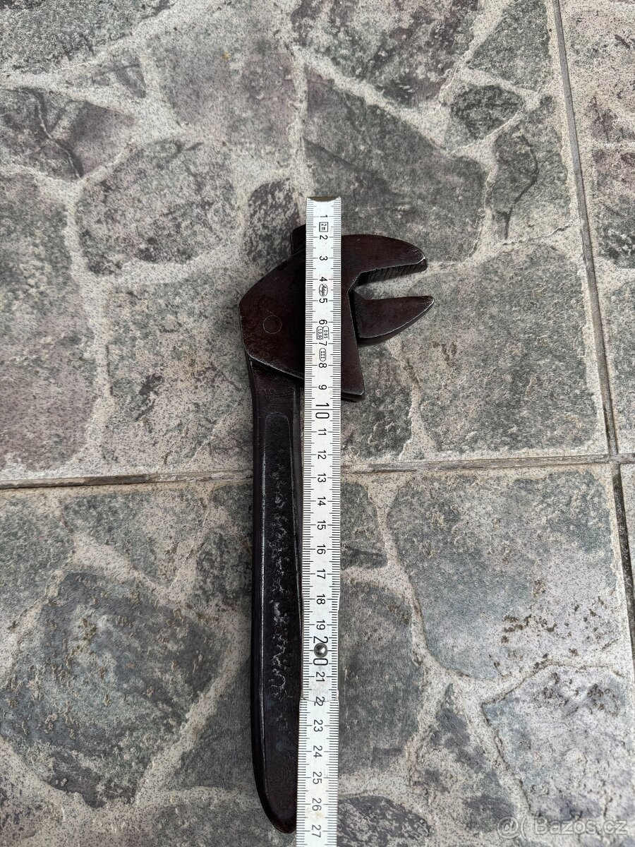 Starý samosvorný klíč - hasák a starou ruční vrtačku - 7