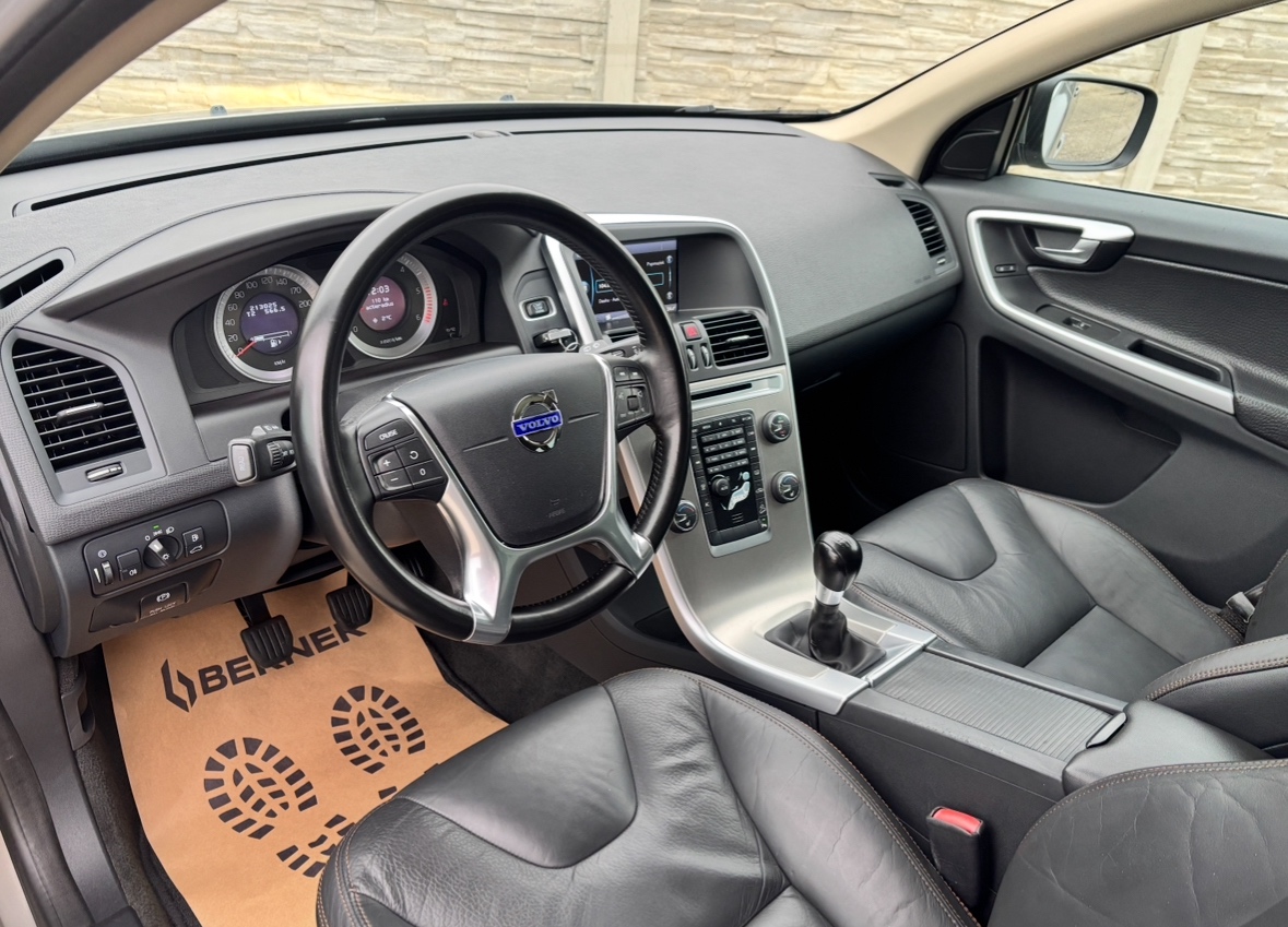 VOLVO XC60 2.4 D3 AWD SUMMUM •Ťažné •Manuál •Panorama - 7