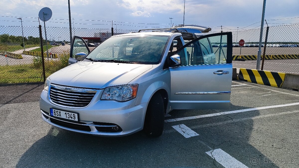 Chrysler Town & Country 3.6 V6 2012, 7 míst, Netflix - 7