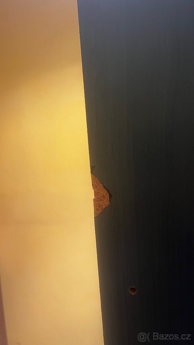 Úzka dřevěná skříňka se zásuvkou a policemi. - 7