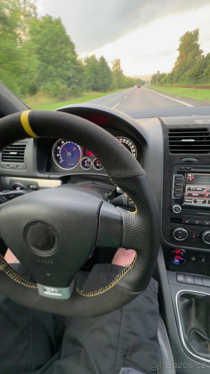 Volkswagen Golf GTI Pirelli - 7