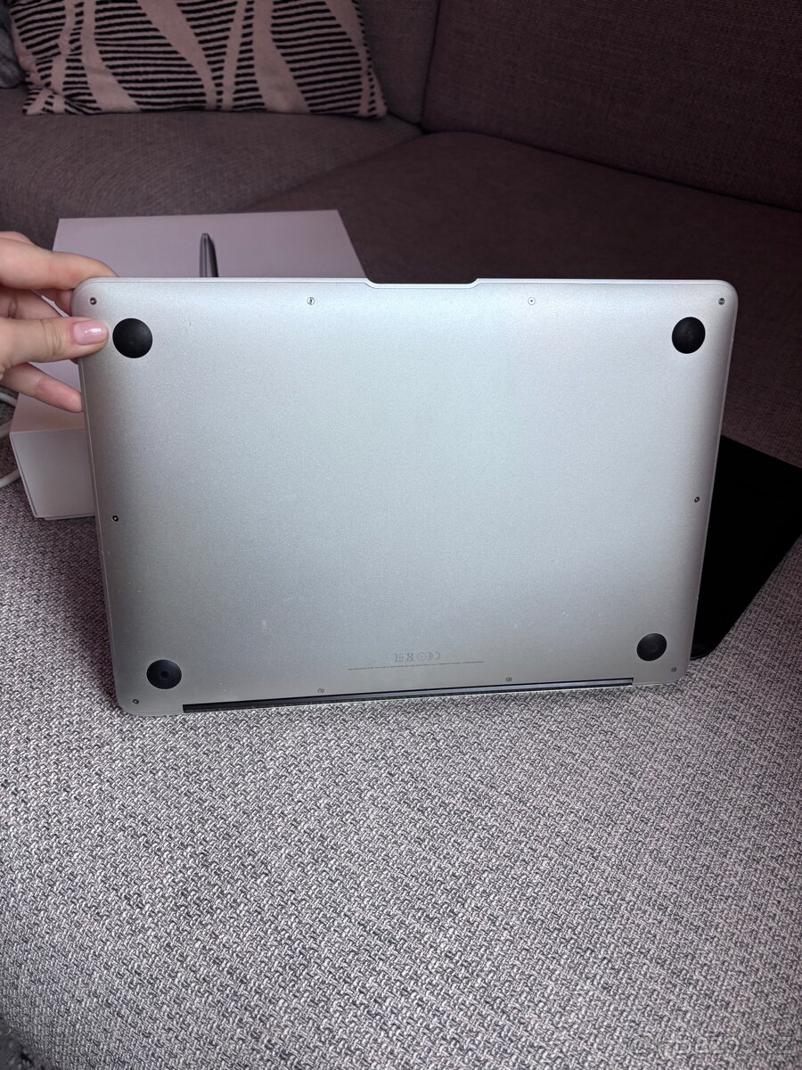 MacBook Air 13” 2017, i5, 8GB RAM, 128GB SSD - 7