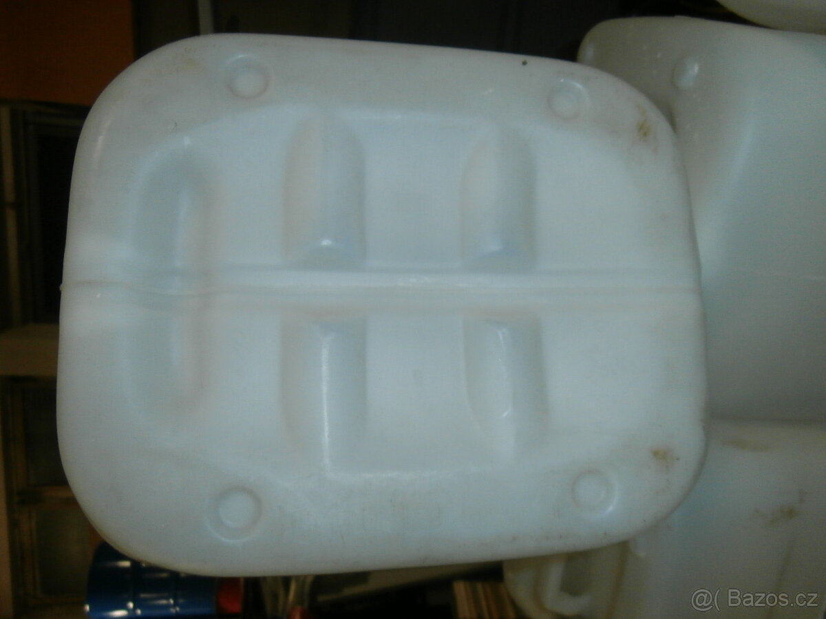 Kanystry plastové na 20 litrů použité za 50 kč - 7