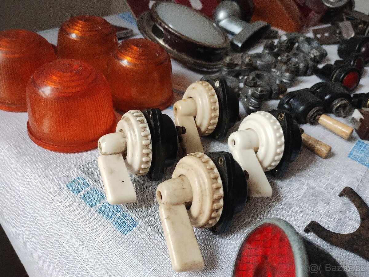 Směs náhradní přepínačů, světel a dílů na veterány ŠKODA - 7