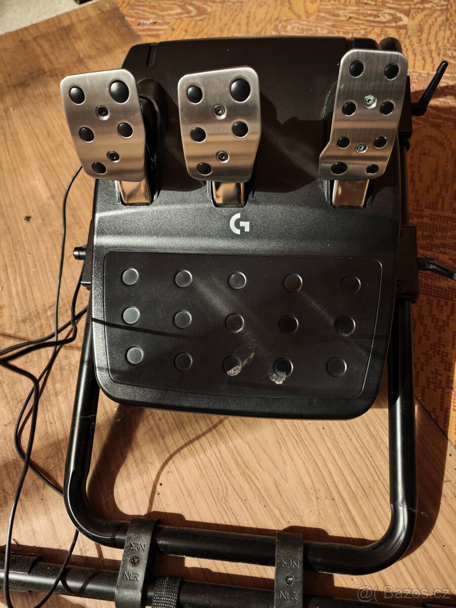 Závodní kokpit + volant, pedály, řadící páka - 7