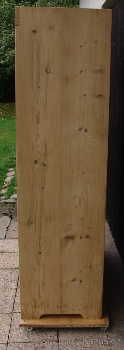 Starožitná šatní skříň s řezbou - 7