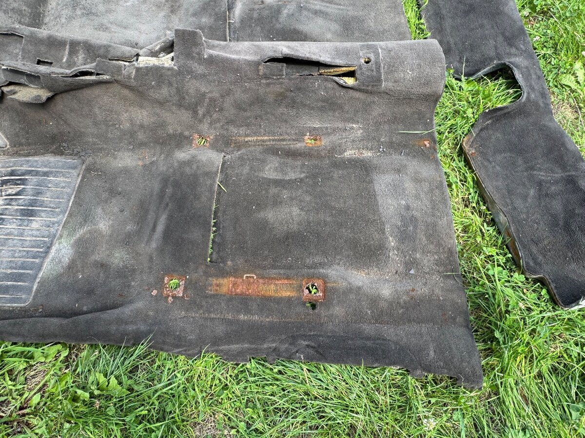 BMW E30 černý koberec 6vál - 7