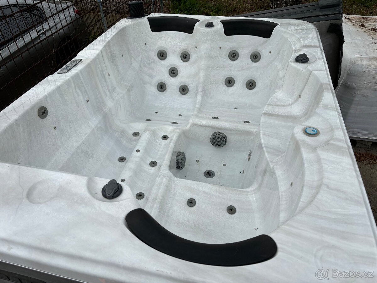 USA vířivka pro 3 osoby..Stereo 2xmasažní motor - 7