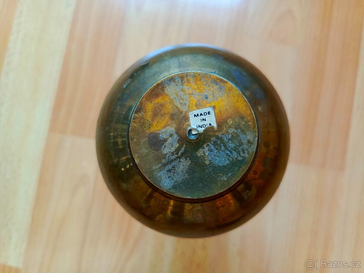 MOSAZNÁ VÁZA S TEPANÝM VZOREM - INDIE - 18 CM - 7