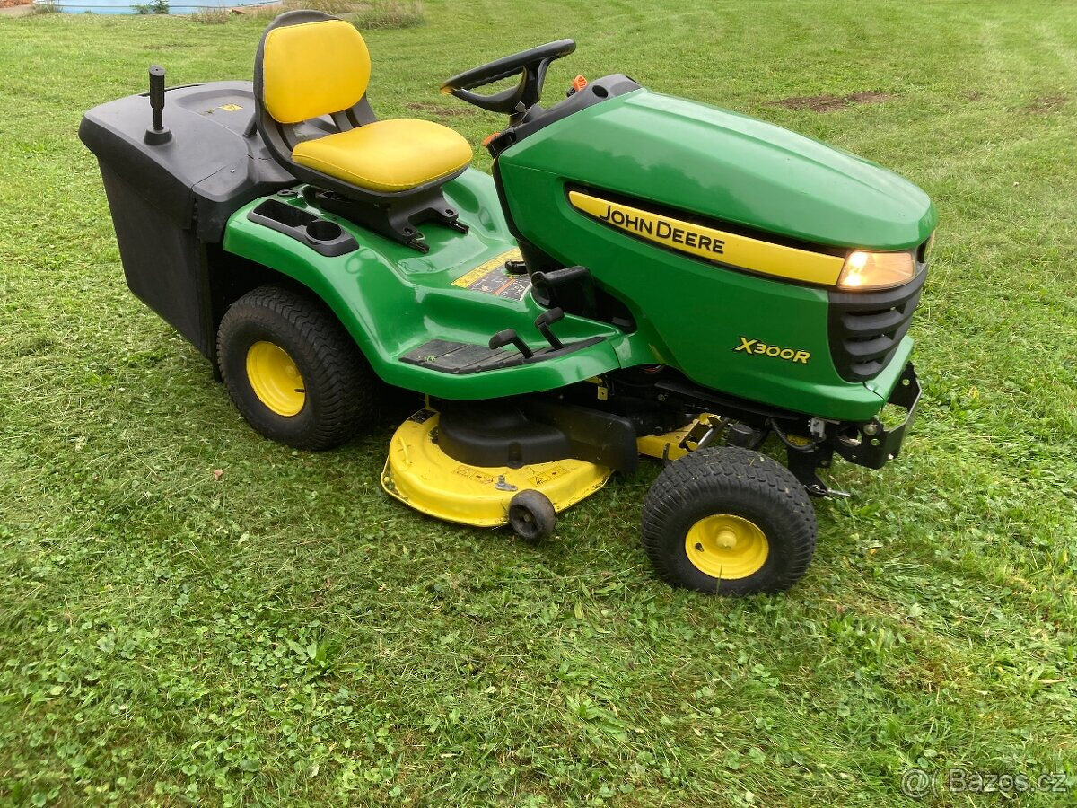 Zahradní traktor John Deere X 300 R - 7