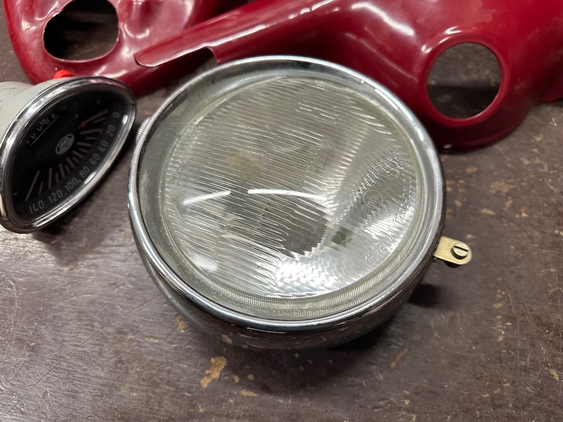 Vrchní a spodní maska, tachometr, prední svetlo, ULOŽENKA - 7