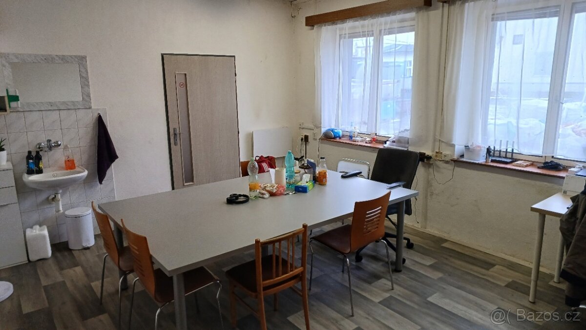 Prodej skladového prostoru 1.751m2 s vilou pro ubytování v H - 7