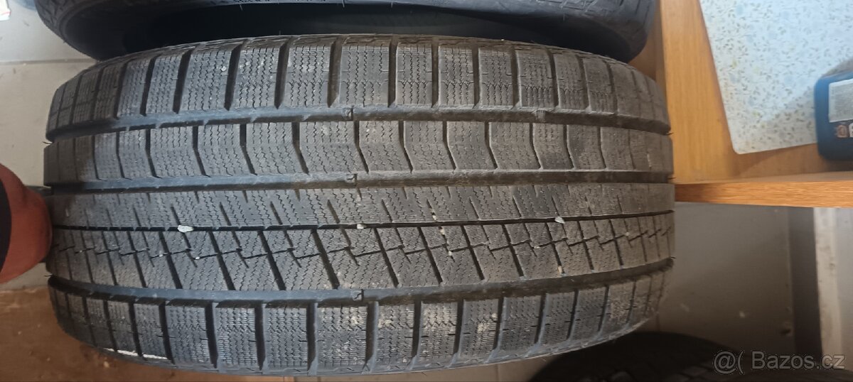 Celoroční pneu 235/45 R17 - 7