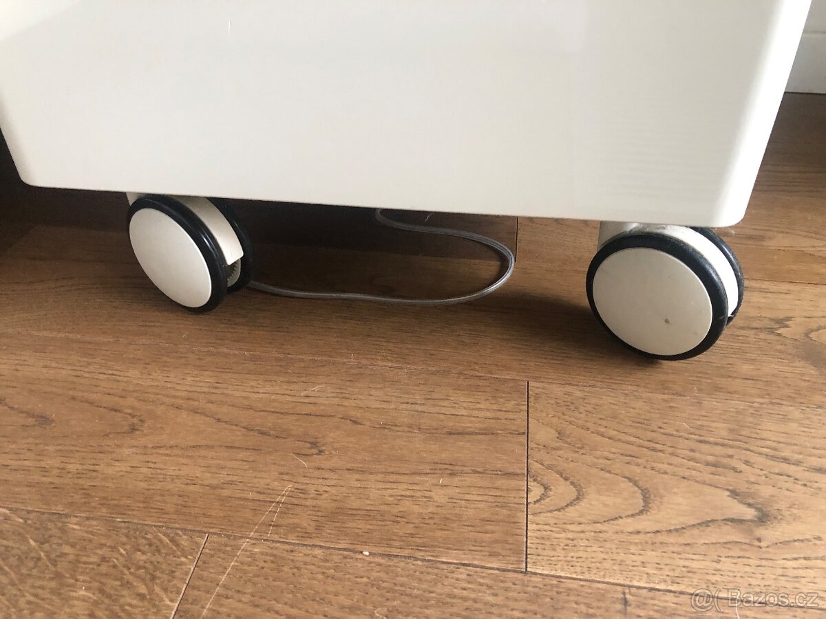 Velká komoda a dva noční stolky na kolečkách - 7