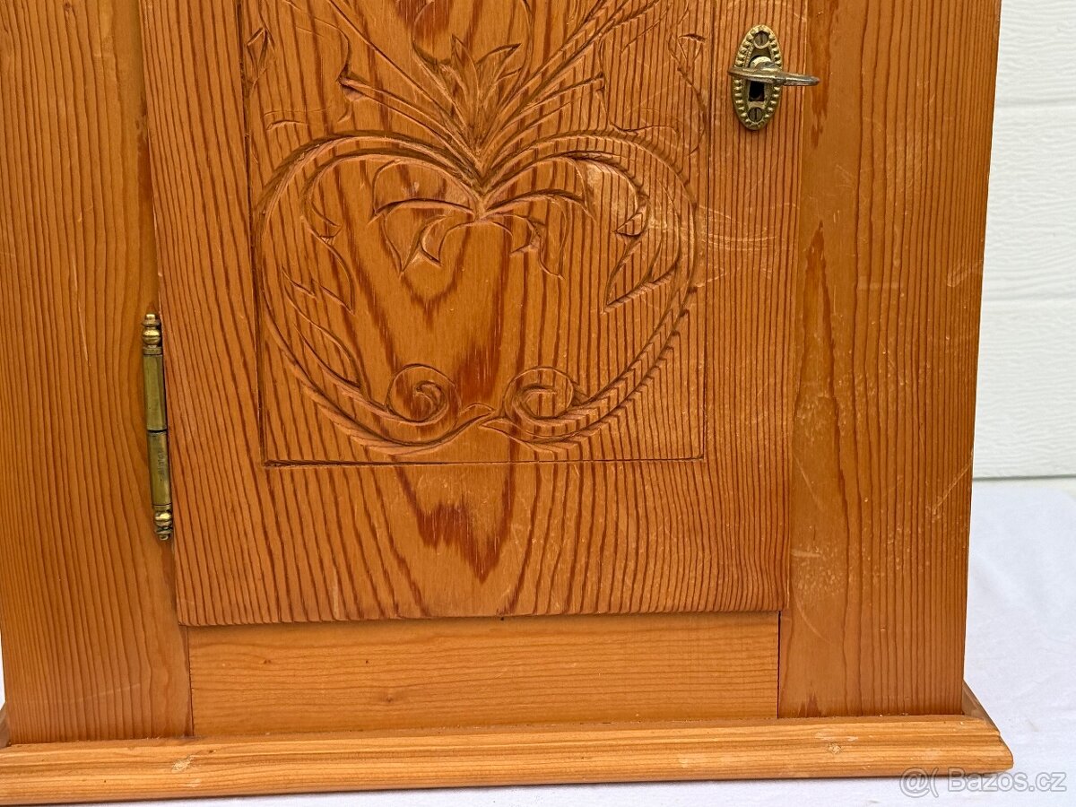 Velká dřevěná zdobená lékárnička masivní dřevo - 7