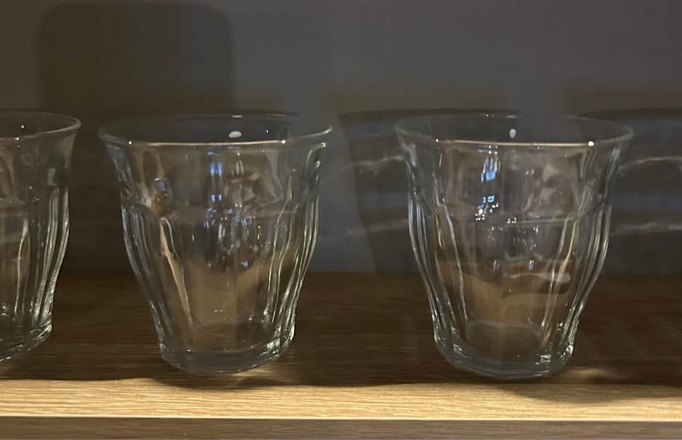 Sklenice a jiné sklo z restaurace - 7