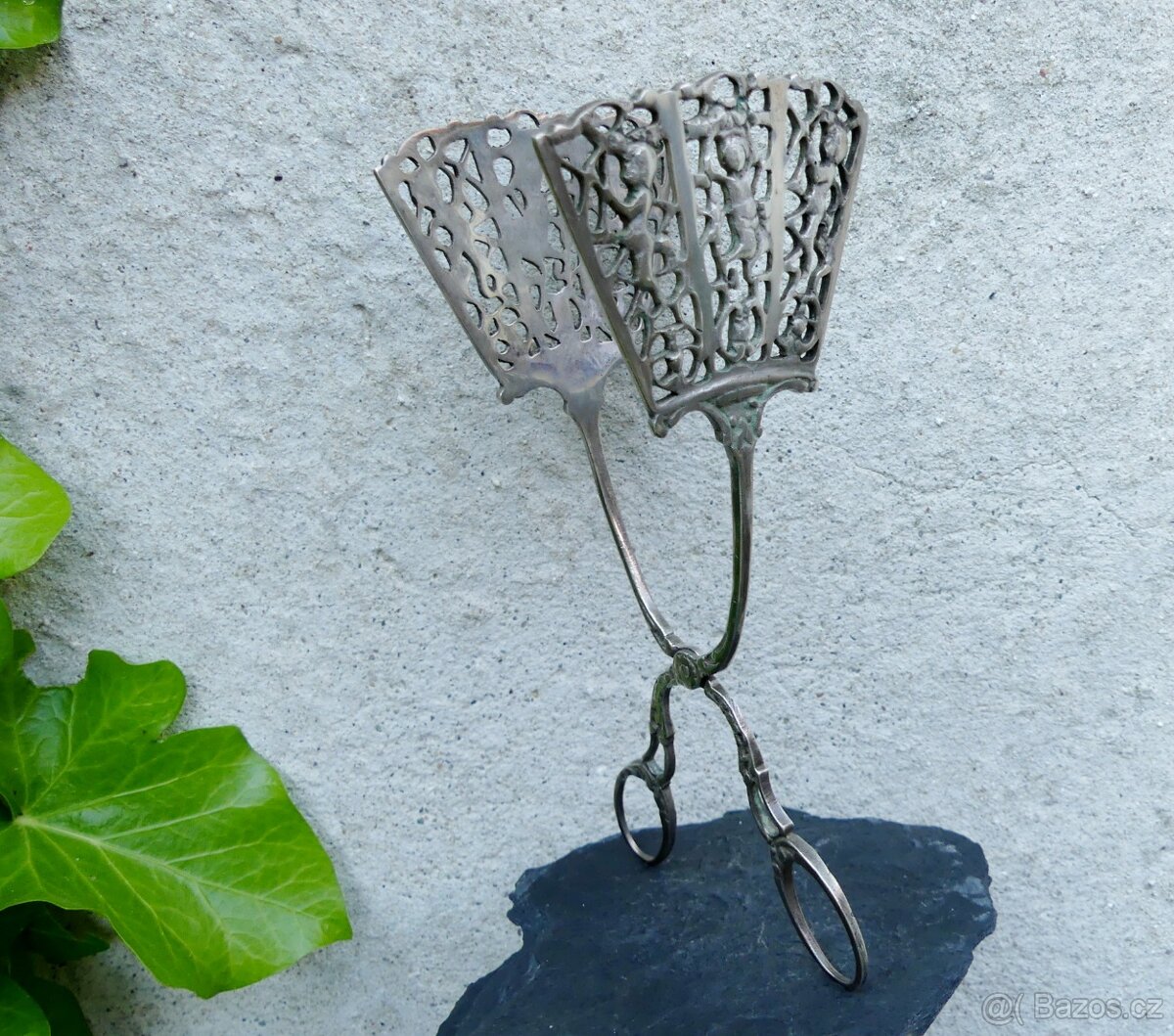 Starožitné stříbrné kleštičky na zákusky, figurální motiv - 7