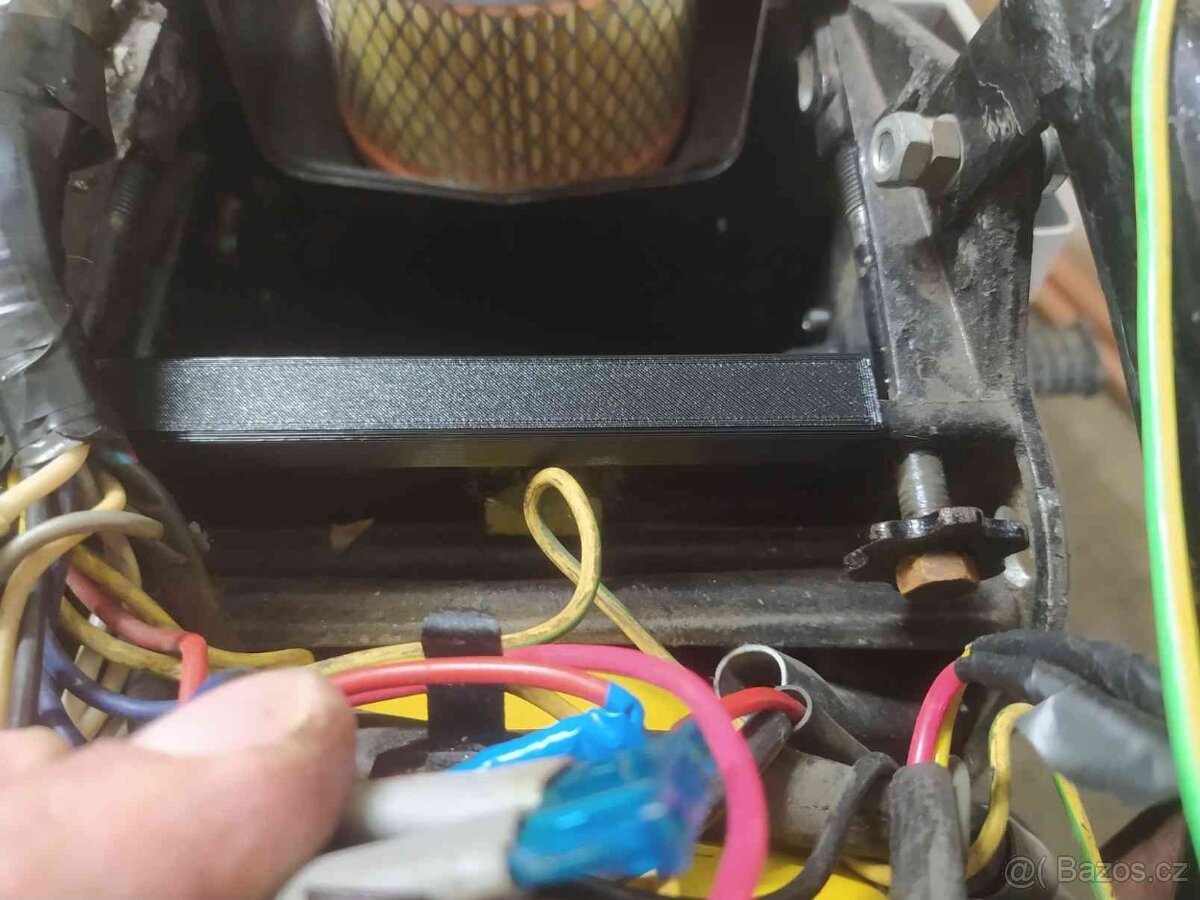 ČZ 125/488 (175/487) - přepážka baterka zadní blatník - 7