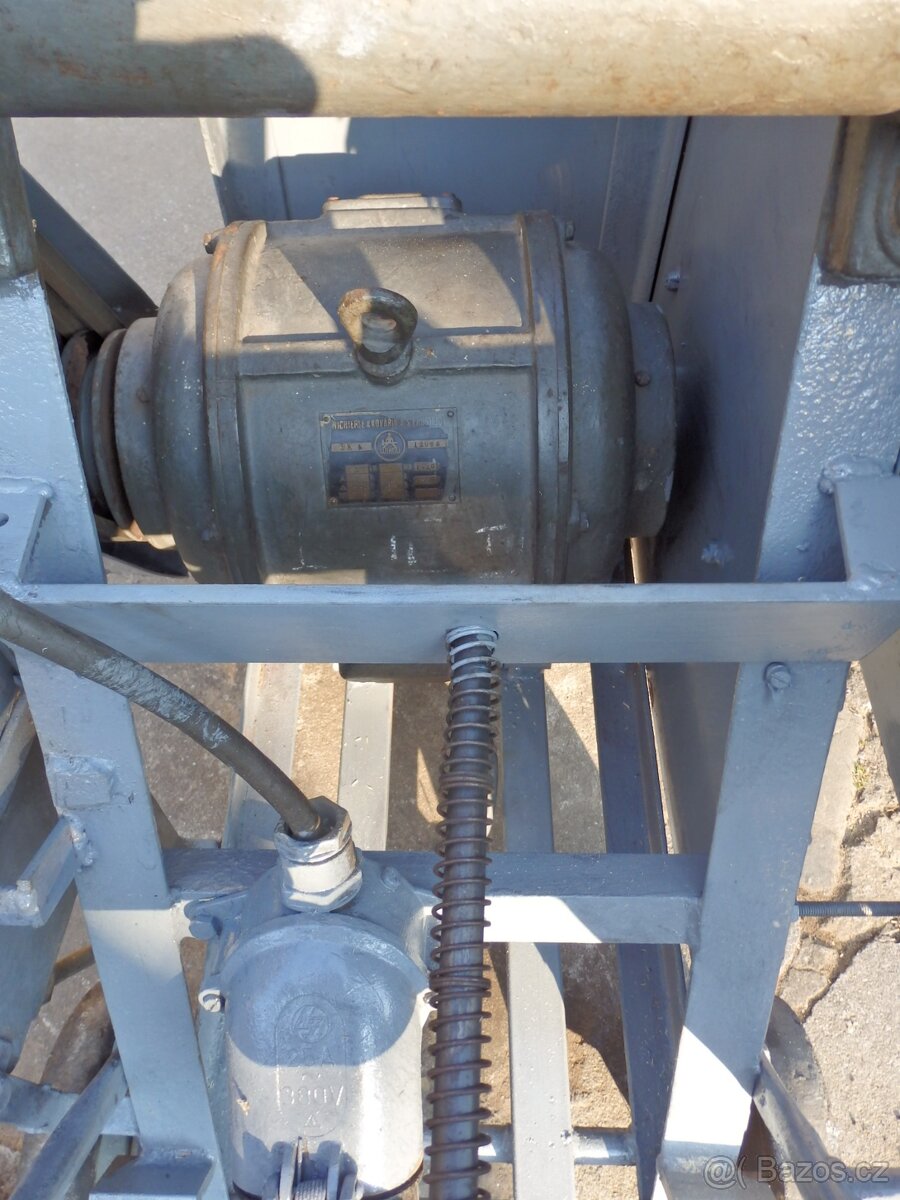 Stará cirkulárka s historickým elektro motorem Wikov - 7