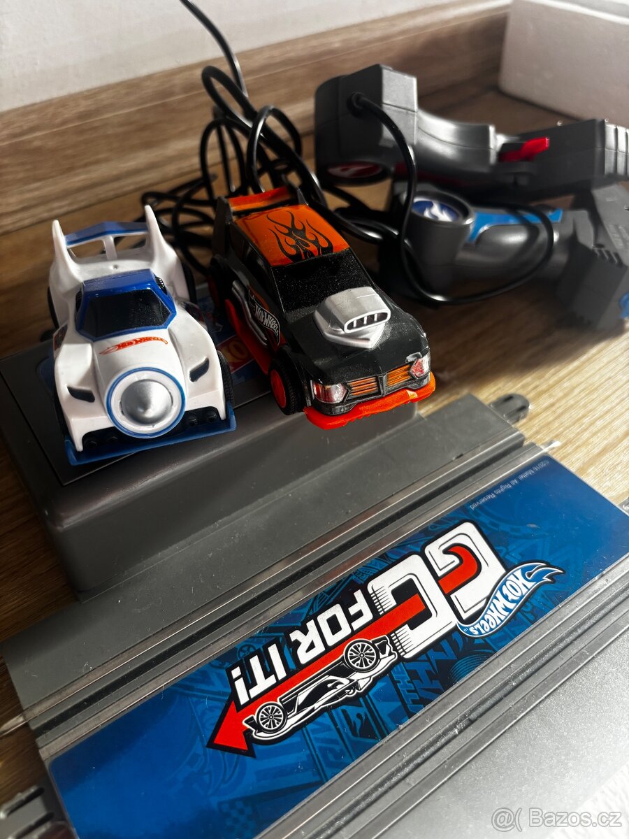 Hot Wheels sada (el. autodráha + hrací foplňk - 7