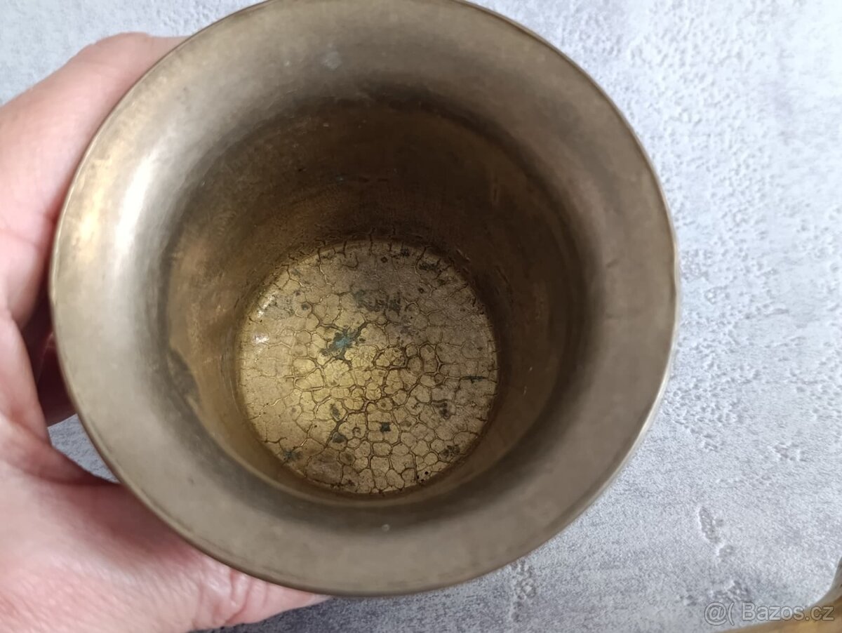 Starý malý mosazný hmoždíř se lvem a tloukem - 7