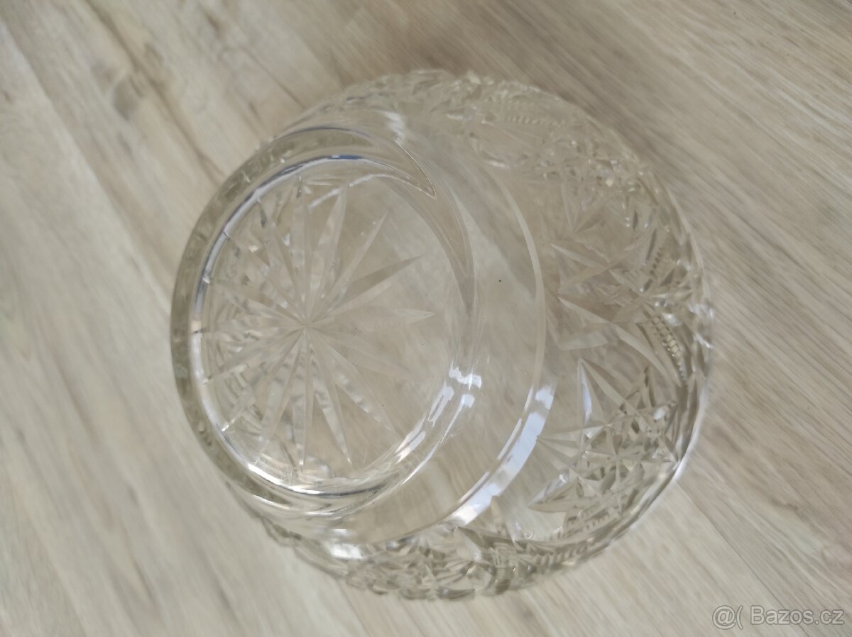 Starožitné ručně vyšívané dečky, broušená mísa, vějíř - 7