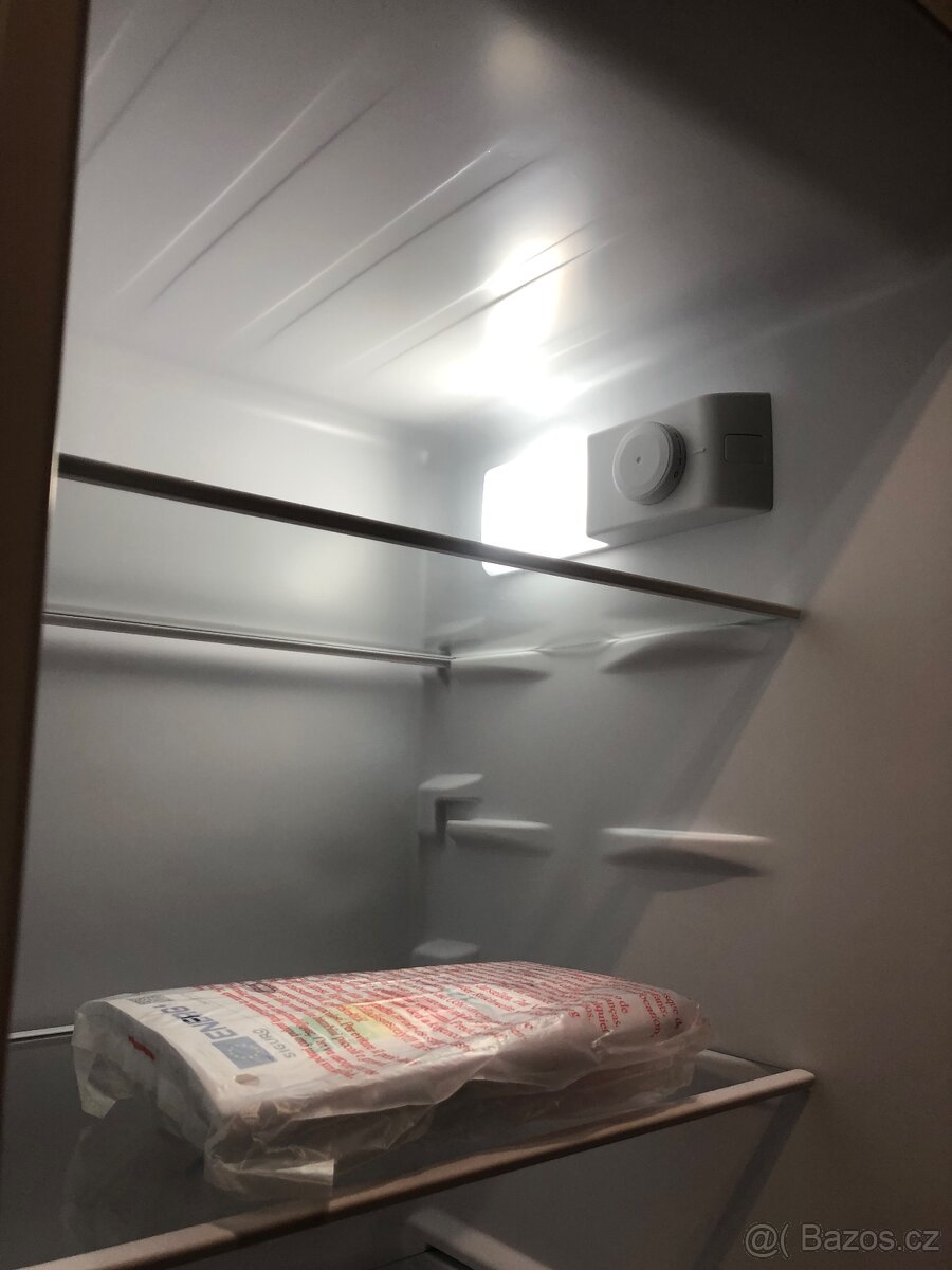 Malá lednice s mrazákem Siguro BF-c241y zánovní - 7