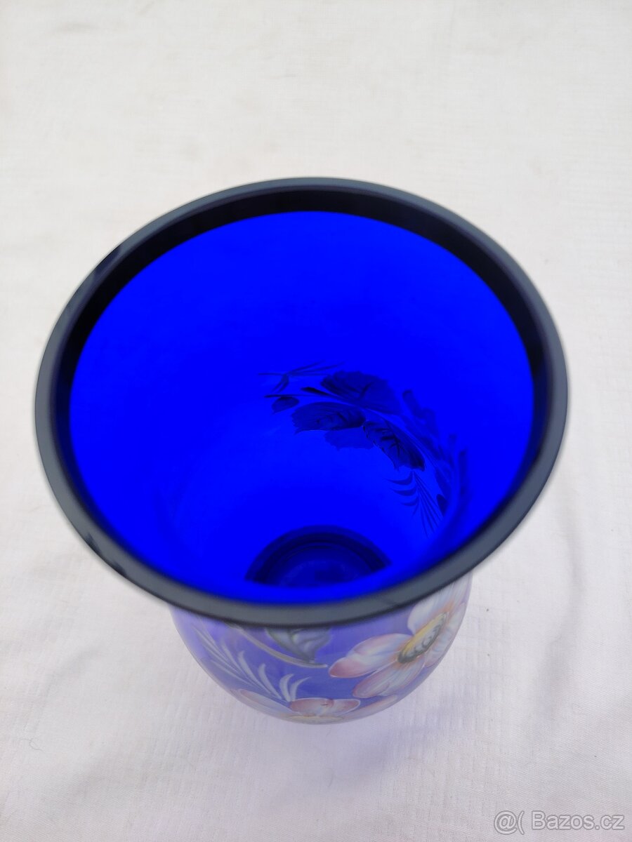 Modrá skleněná váza s bílo-béžovými květy - 7