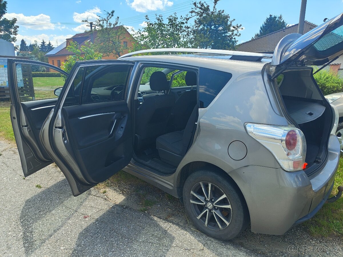 Prodám Toyota verso r.v.2015 - 7