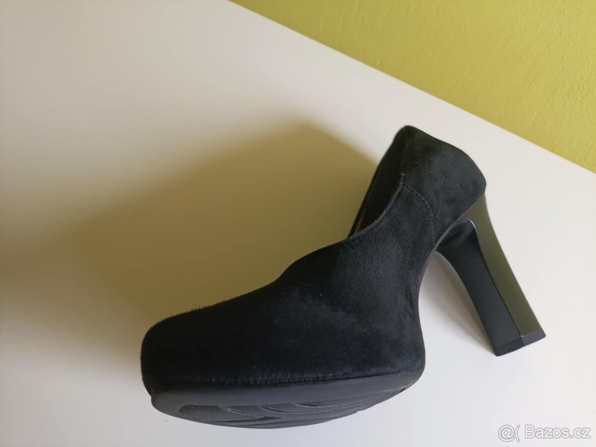 Černé semišové lodičky Lasocki vel. 36. - 7