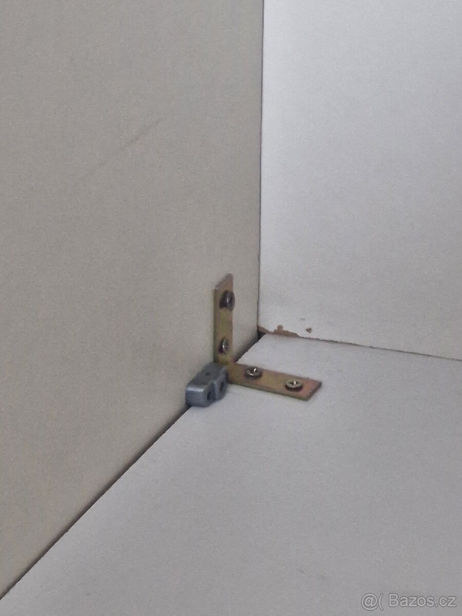 Dřevěná skříň - 7