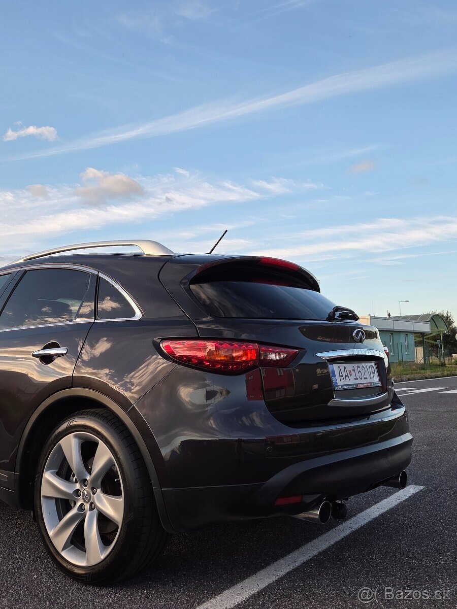 Infiniti QX70 S - 7
