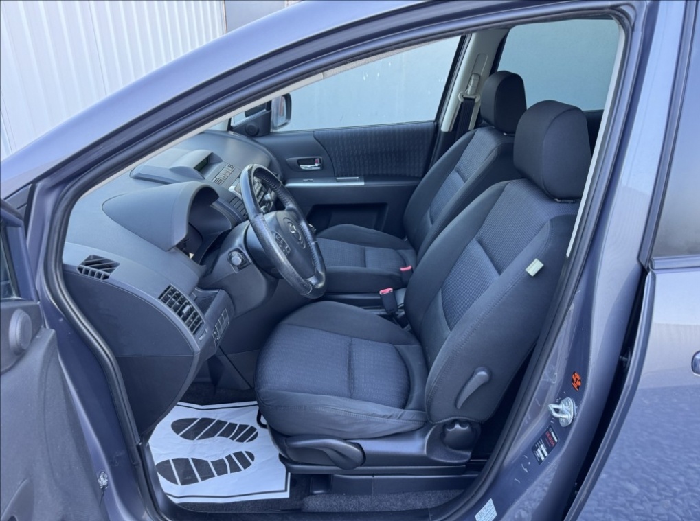 Nabízíme Mazda 5 1,8 i,16V,85kW,7 míst - 7