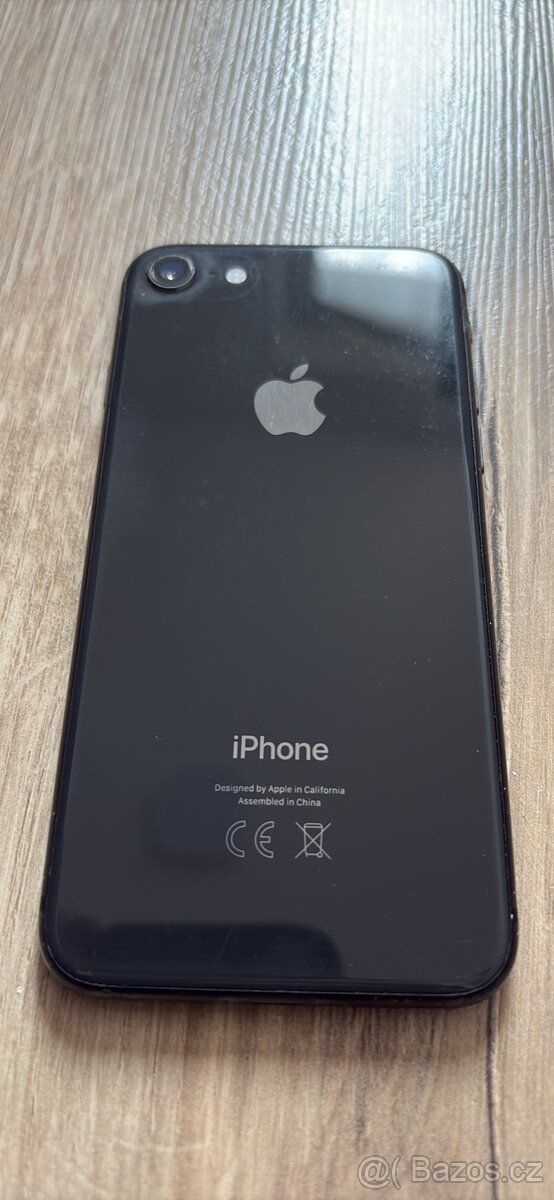 Poškozený iPhone 8 - 7